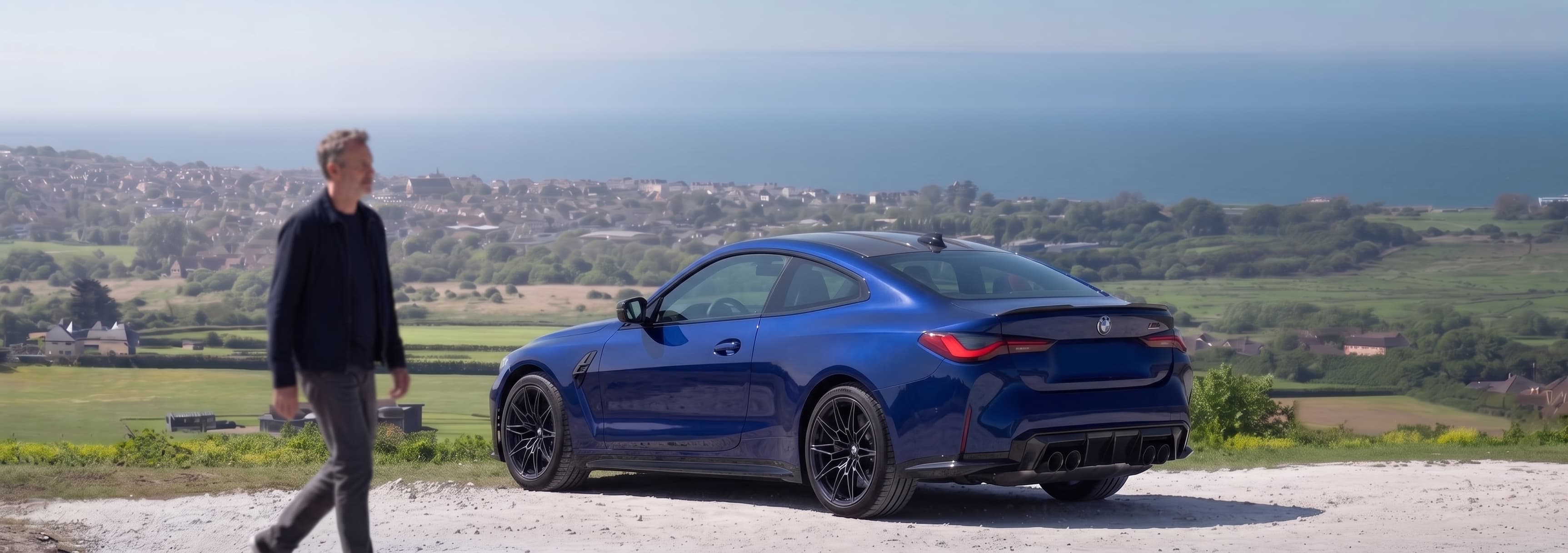 Un coupé allemand d'occasion stationné face à la mer.